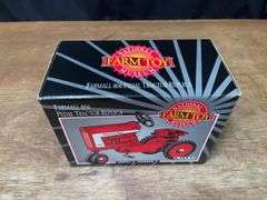1/8 Farmall 806 Pedal Tractor 1998 NFTM NIB Ertl