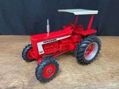 1/16 Farmall 806 2006 Red Power Round Up NIB SM