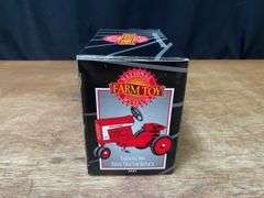 1/8 Farmall 806 Pedal Tractor 1998 NFTM NIB Ertl