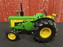 1/16 John Deere 830 2004 2 Cylinder Special Award NIB Ertl