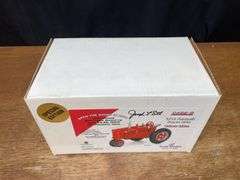 1/16 Farmall Super M-TA 2004 Red Power Round Up NIB SM