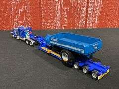 1/64 Kinze Semi w/Grain Cart
