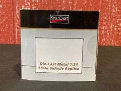 1/24 IH Farmall 1941 Plymouth Truck NIB SC