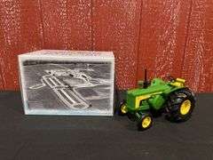 1/16 John Deere 830 2004 2 Cylinder Special Award NIB Ertl