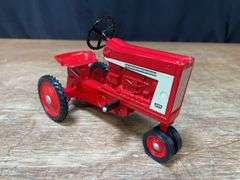 1/8 Farmall 806 Pedal Tractor 1998 NFTM NIB Ertl