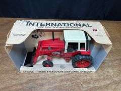 1/16 IH 1586 w/Loader NIB Ertl