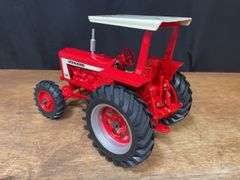 1/16 Farmall 806 2006 Red Power Round Up NIB SM