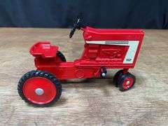 1/8 Farmall 806 Pedal Tractor 1998 NFTM NIB Ertl