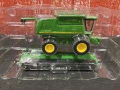 1/64 John Deere 9750 Combine 2001 Farm Show NIB Ertl