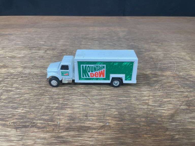 (4) 1/64 Beverage Trucks NIB Ertl