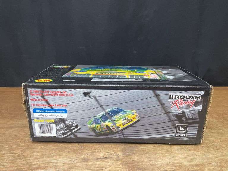 1/18 John Deere NASCAR NIB  Ertl