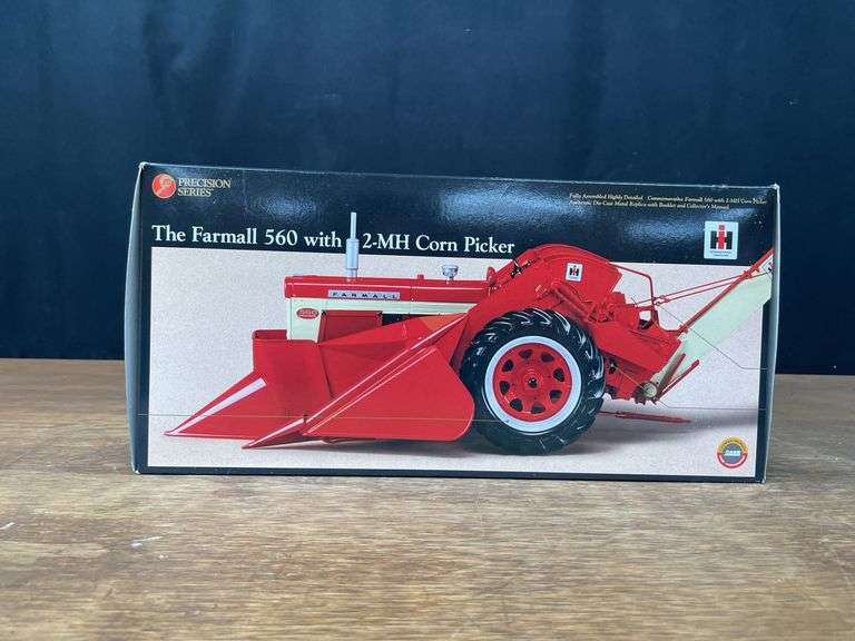 1/16 Farmall 560 w/Picker Precision Ertl