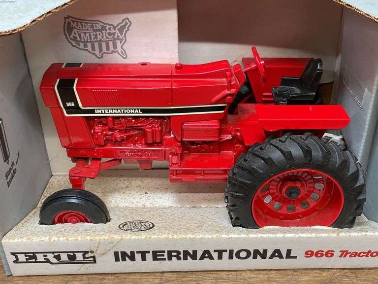 1/16 IH 966 NIB Ertl