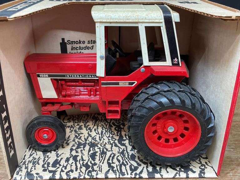 1/16 IH 1586 NIB Ertl