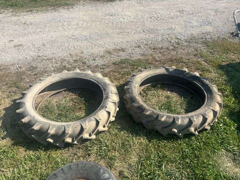9/9.5-32 Tires image