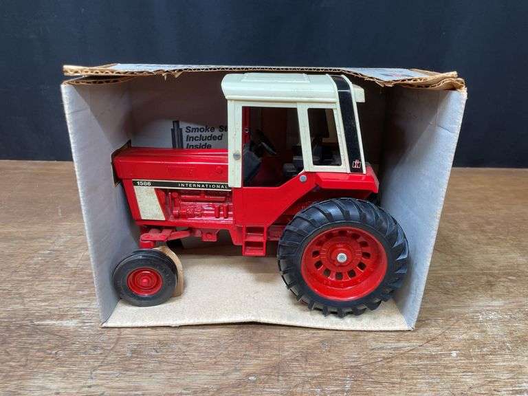 1/16 IH 1586 NIB Ertl image