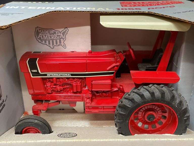 1/16 IH 1066 NIB Ertl