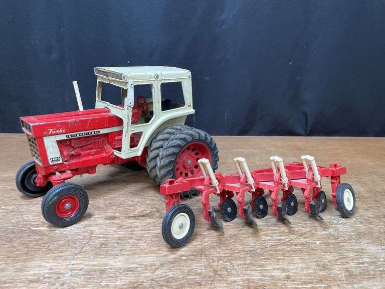 (2) 1/16 IH 1466 + Plow Ertl image