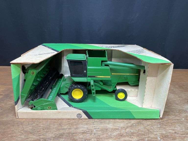 1/24 John Deere Titan II Combine NIB Ertl image