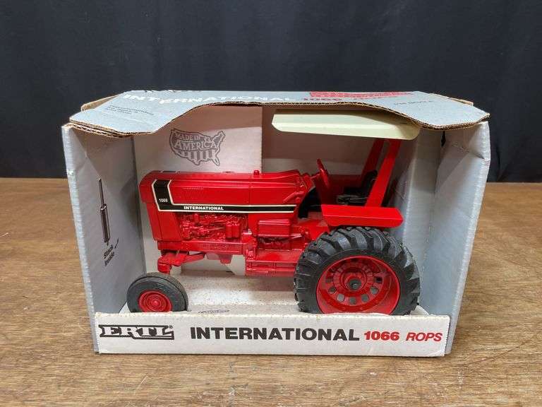 1/16 IH 1066 NIB Ertl image