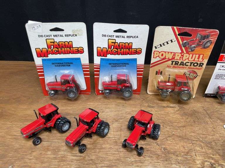 (13) 1/64 IH + Case-IH Tractors Ertl