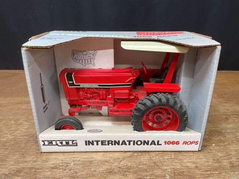 1/16 IH 1066 NIB Ertl image