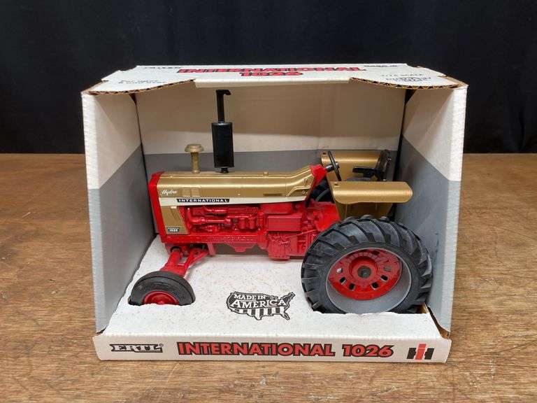 1/16 IH 1026 Gold Demonstrator NIB Ertl image