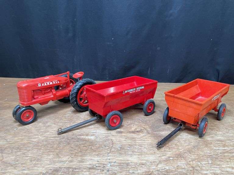 (3) 1/16 Farmall M + Wagons Product Miniature image