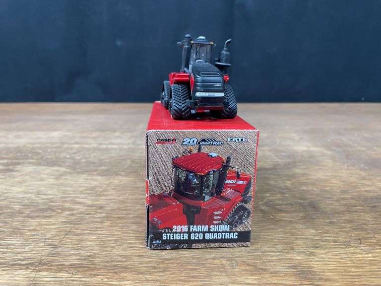 (8) 1/64 + 1/43 IH + Case-IH Tractors