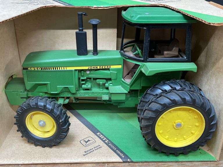 1/16 John Deere 4850 1982 New Orleans NIB Ertl