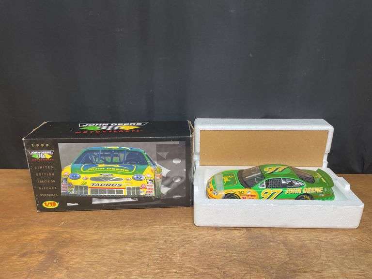 1/18 John Deere NASCAR NIB  Ertl