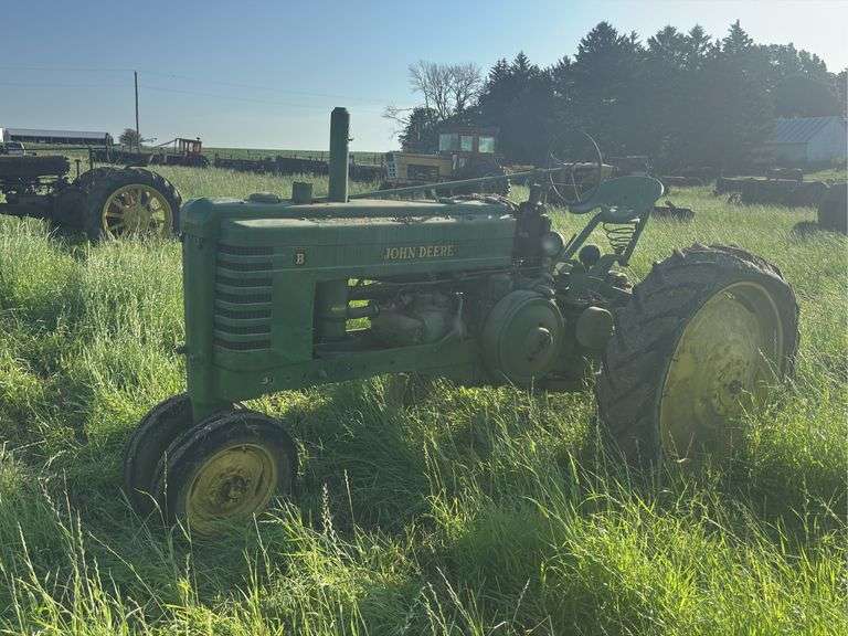 John Deere Model B image
