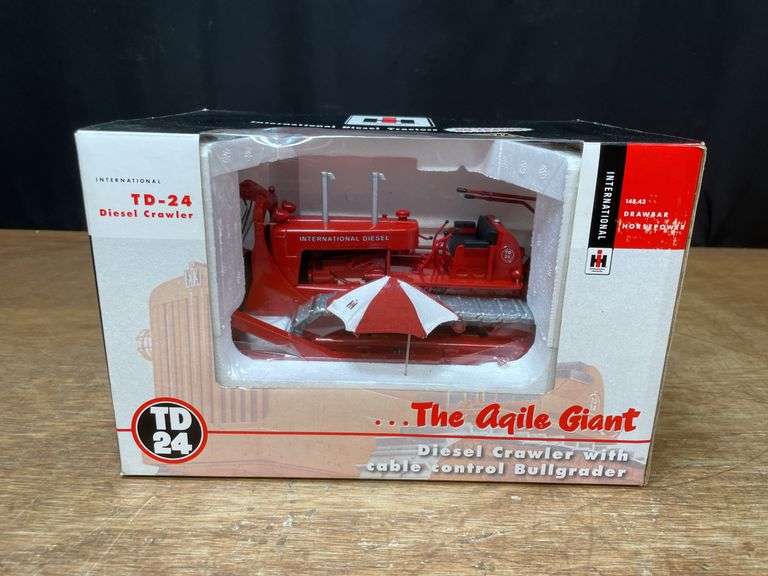1/25 IH TD-24 Crawler w/Bullgrader NIB SC image
