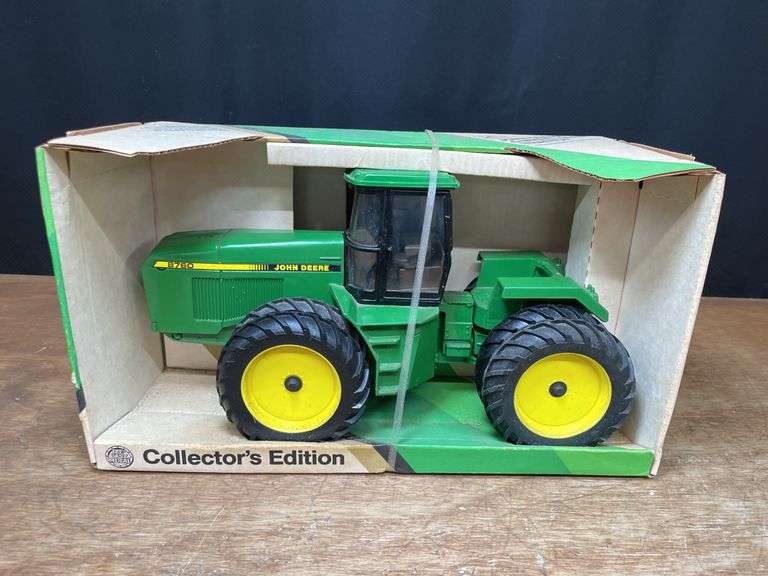 1/16 John Deere 8760 Collector NIB Ertl image