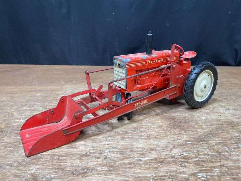 1/16 Tru-Scale Tractor w/Loader Carter image