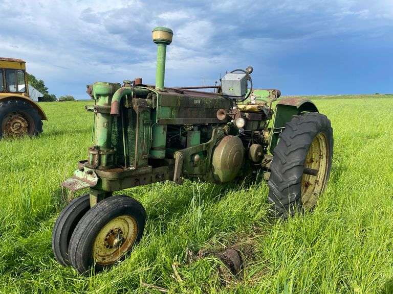 John Deere 620 Gas image