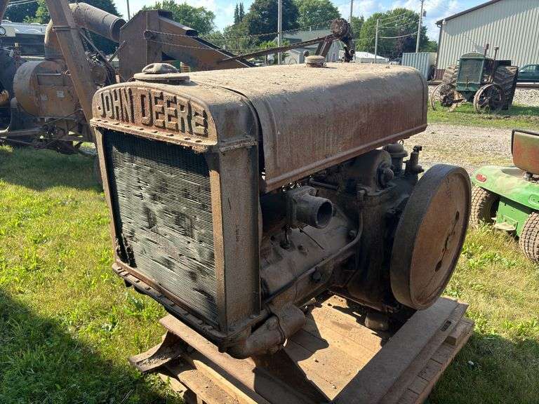 John Deere Model W111 Engine image