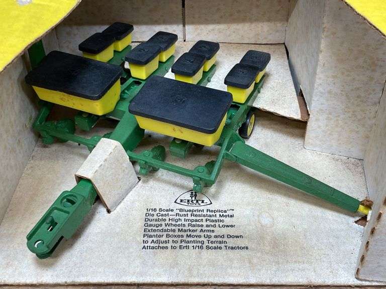 1/16 John Deere Corn Planter NIB Ertl