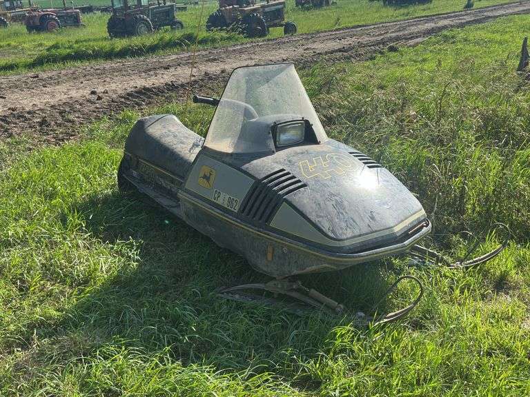 John Deere 440 Liquifire Snow Mobile image