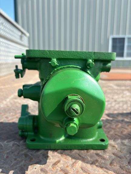 John Deere 720/730 Carburetor image