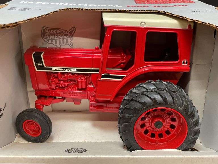 1/16 IH 1566 NIB Ertl