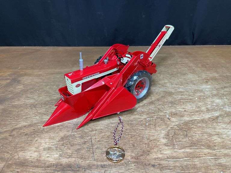 1/16 Farmall 560 w/Picker Precision Ertl