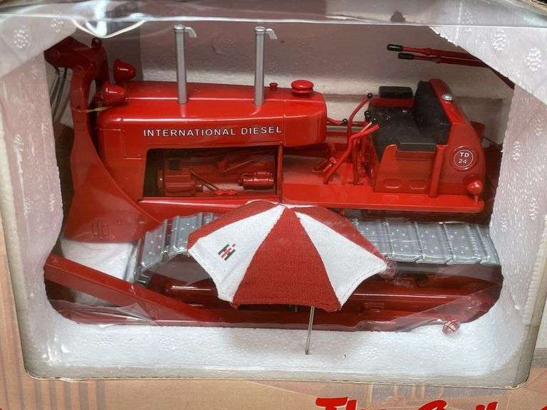 1/25 IH TD-24 Crawler w/Bullgrader NIB SC