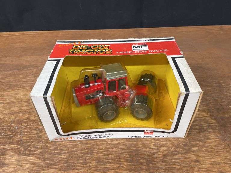 1/32 MF 4880 NIB Ertl