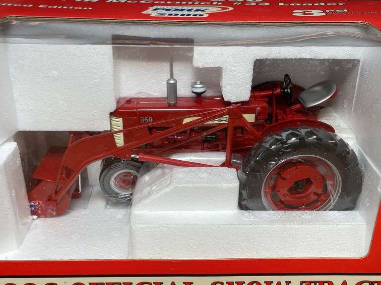 1/16 Farmall 350 w/Loader 2006 Pork Expo NIB SC