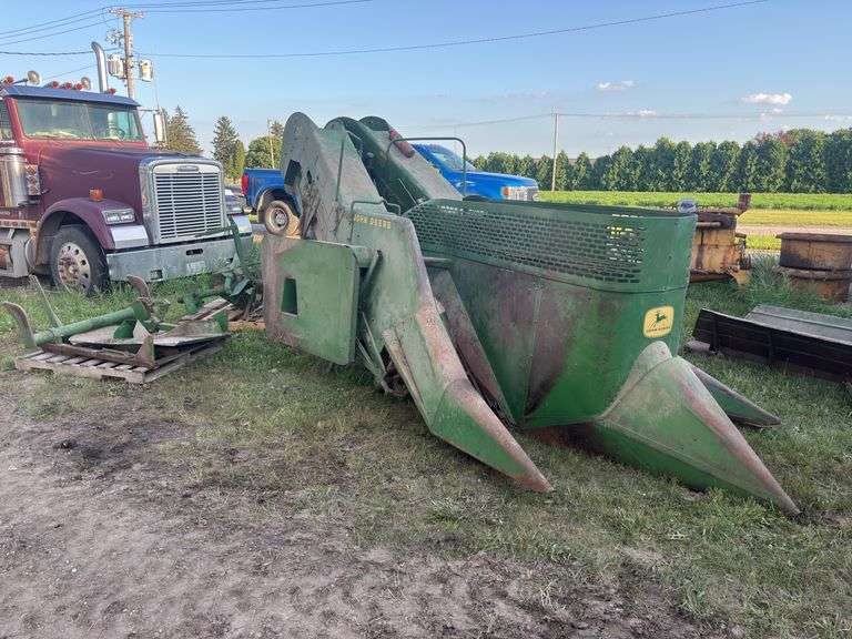John Deere 237 Mounted Corn Picker image