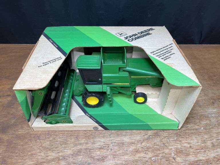 1/24 John Deere Titan II Combine NIB Ertl