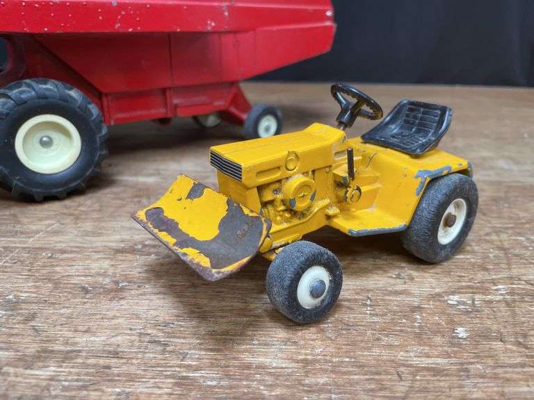 (2) 1/24 IH 915 Combine + 1/16 Cub Cadet Ertl
