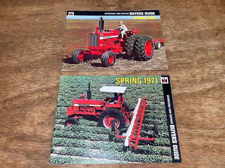 (2) 1970 + 1971 IH Buyers Guides image