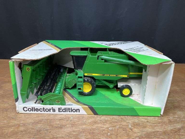 1/28 John Deere 9600 Combine Collector NIB Ertl image